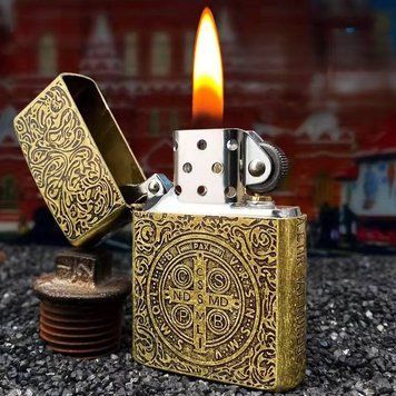 Зажигалка бензиновая ZORRO 'VRSNSMV SMQLIVB' Медальон Св. Бенедикта HL-343 HL-343 фото