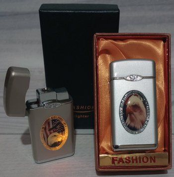 Газова запальничка миготлива 🚨 в подарунковій упаковці 🎁 Орел Джонсон   🦅 Lighter D406-9 D406-9 фото