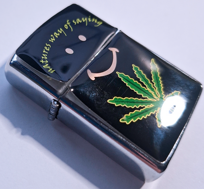 Металева люлька для куріння у формі запальнички Zippo з принтом (Уцінка) ☠️ HL-576 HL-576 (Уцінка) фото