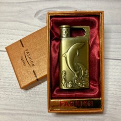 Запальничка в подарунковій коробці 'Дельфіни 🐬' (полум'я гостре турбо 🔥) FASHION D124-2 D124-2 фото