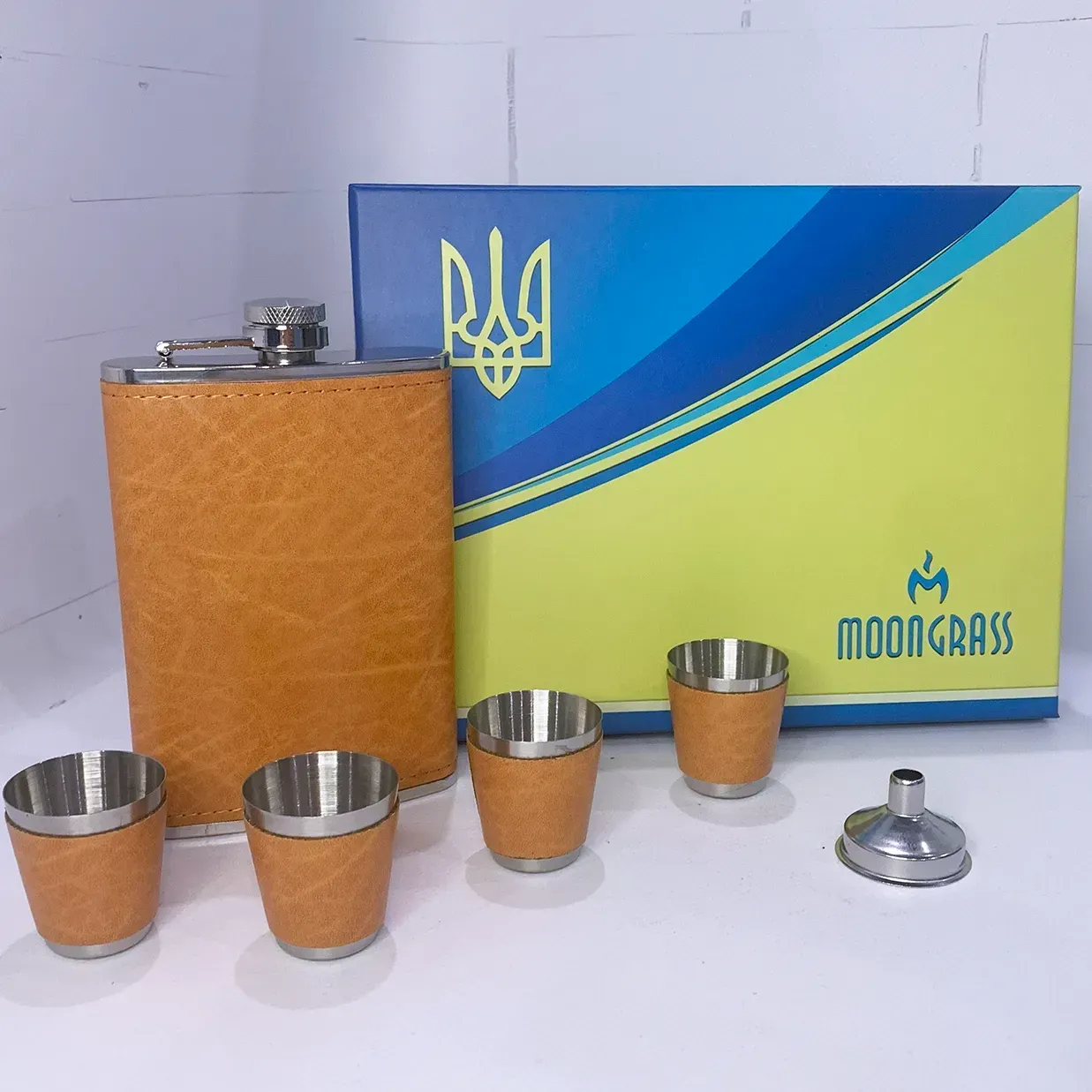 Подарунковий набір зі світло-коричневою флягою та чарками Moongrass